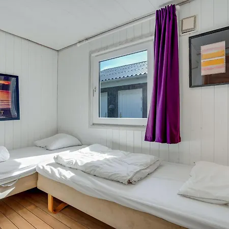 Dom wakacyjny 5 Bedroom Awesome In Vaeggerlose