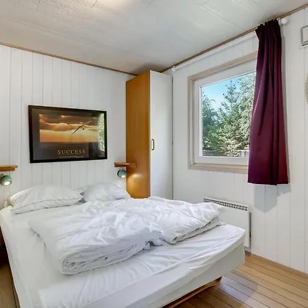 Dom wakacyjny 5 Bedroom Awesome In Vaeggerlose Bøtø By