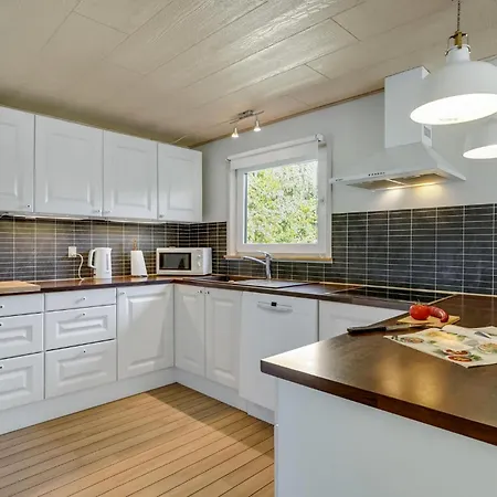 5 Bedroom Awesome In Vaeggerlose Dom wakacyjny Bøtø By