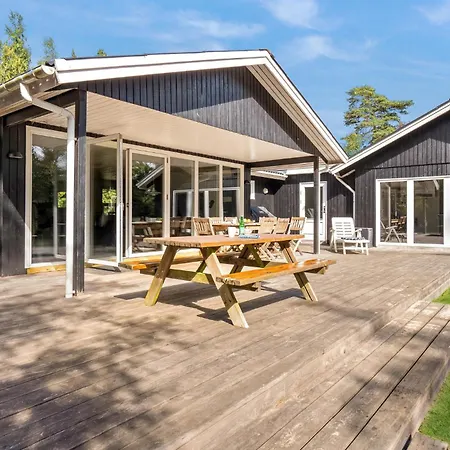 5 Bedroom Awesome In Vaeggerlose Dom wakacyjny Bøtø By
