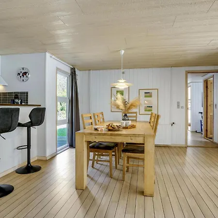Feriehus 5 Bedroom Awesome In Vaeggerlose