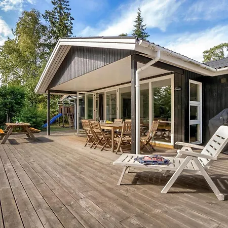 Дом отдыха 5 Bedroom Awesome In Vaeggerlose