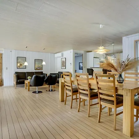 Dom wakacyjny 5 Bedroom Awesome In Vaeggerlose *