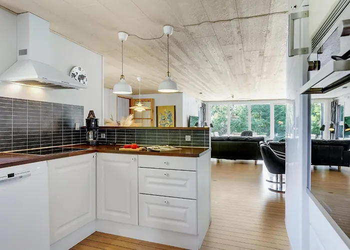 Semesterbostad 5 Bedroom Awesome In Vaeggerlose *