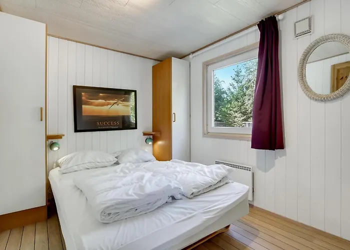 Semesterbostad 5 Bedroom Awesome In Vaeggerlose Bøtø By