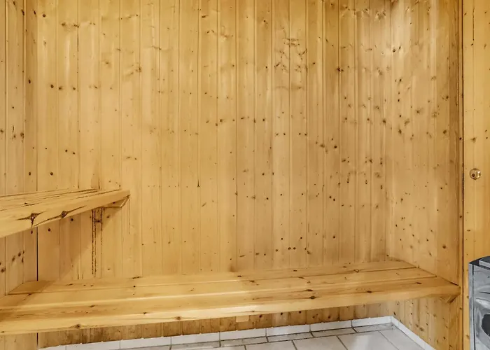 5 Bedroom Awesome In Vaeggerlose Semesterbostad